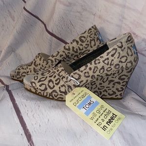 New Toms Wedges Snow Leopard Sz 6.5